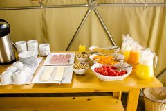 ジオデシックドームでの朝食