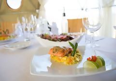 ジオデシックドームでの食事