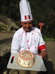 私たちのシェフがケーキを準備中